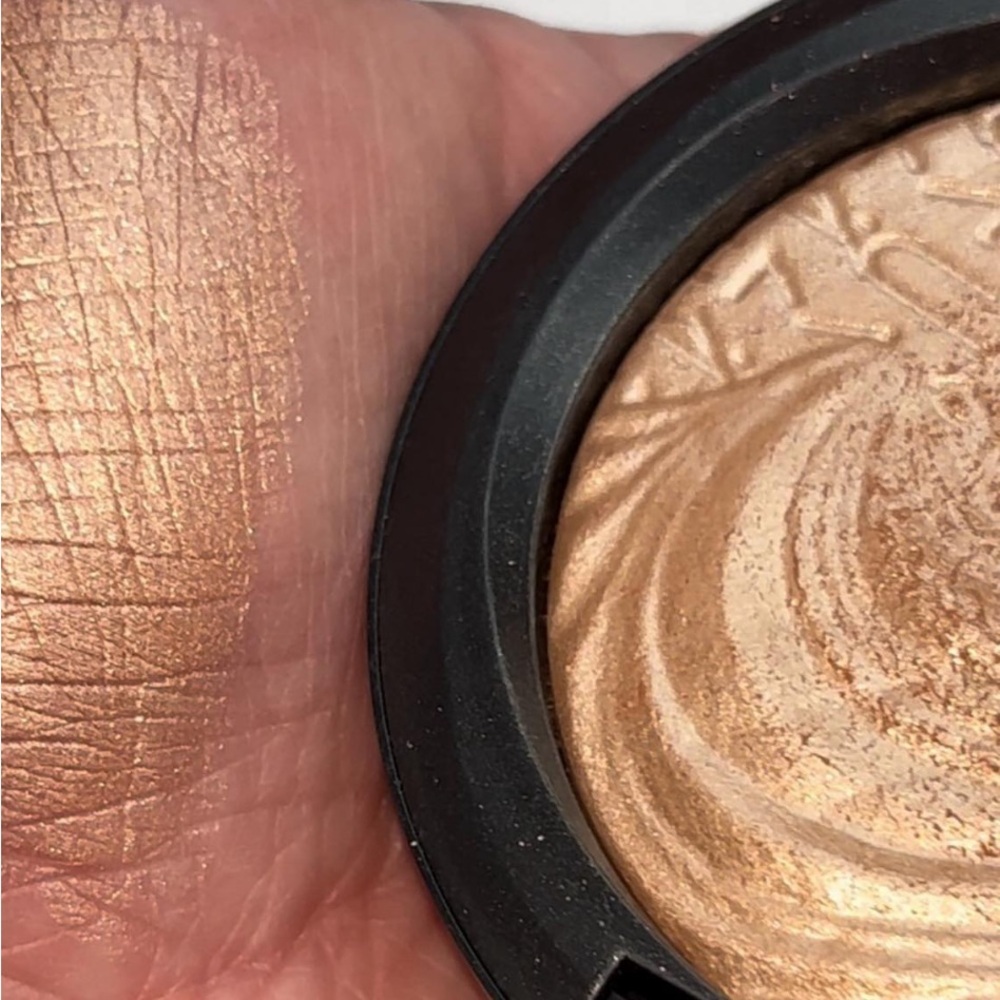 MAC Shimmering Gold Eyeshadow / Highlighter in "Whisper of Gilt"